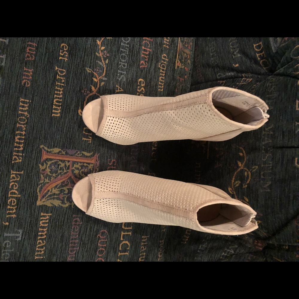 Beige mesh design high heels